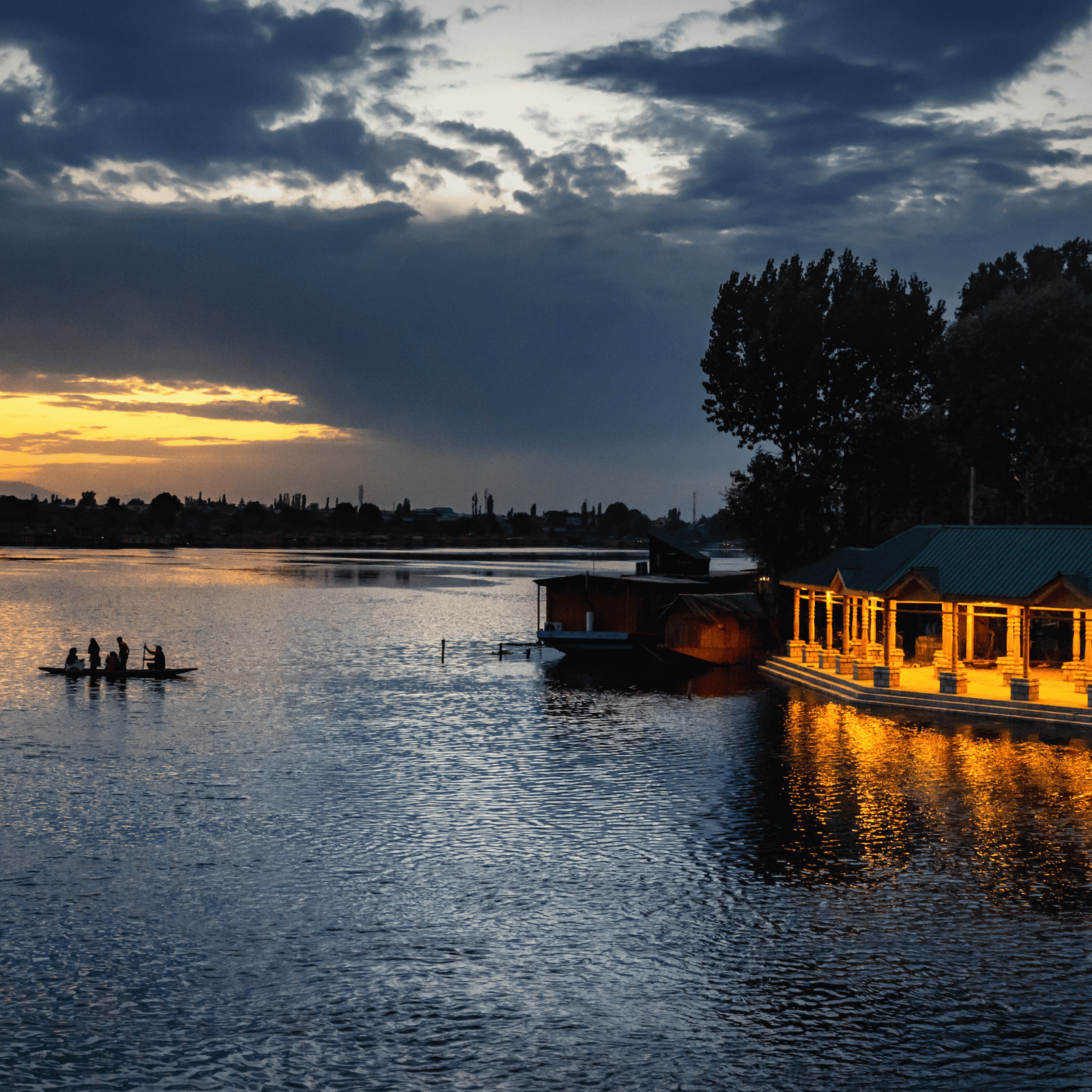 Kashmir Grandeur